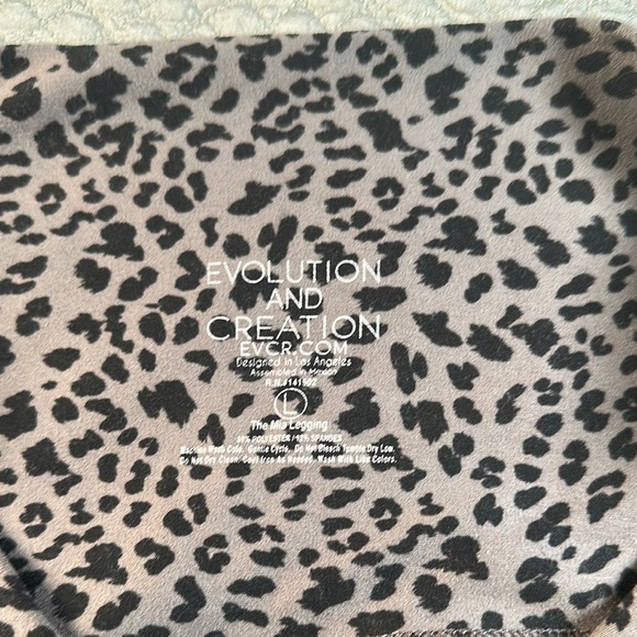 Evolution and Creation Leopard Pattern Leggings - Picture 2 of 5